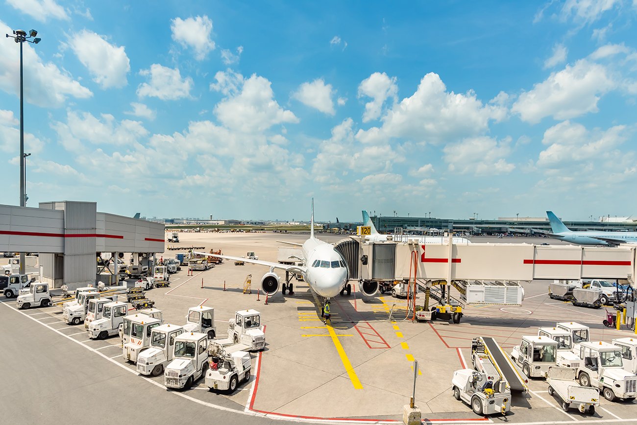1300-service-and-preparation-of-aircraft-shutterstock_766891990